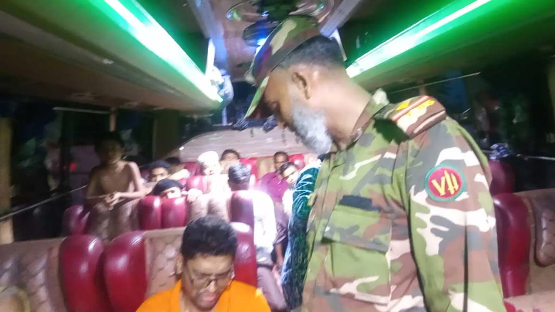 বাসে অতিরিক্ত ভাড়া আদায়, সেনাবাহিনীর অভিযানে ফেরত পেলেন যাত্রীরা